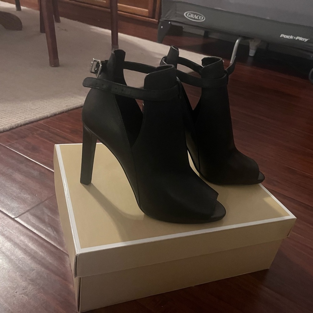 MICHAEL KORS Lawson Leather Open-Toe Ankle. New , never worn .